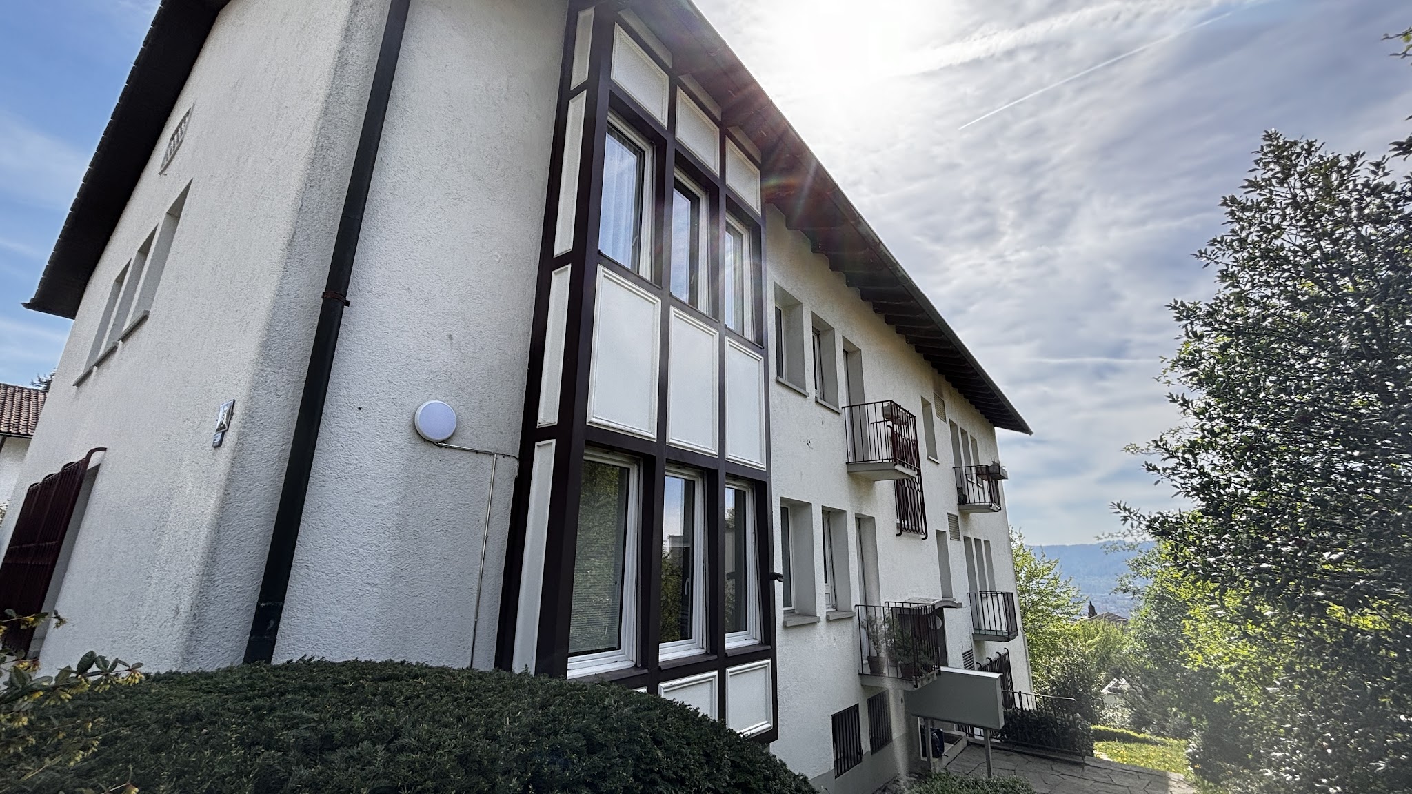 Fassade eines Mehrfamilienhauses